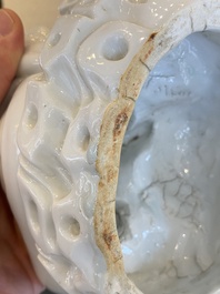 Een Chinese Dehua blanc de Chine figuur van Damo, zegelmerk, Qing