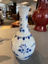 Vase de forme bouteille en porcelaine de Chine en bleu et blanc &agrave; d&eacute;cor floral, &eacute;poque Transition
