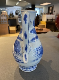Verseuse en porcelaine de Chine en bleu et blanc &agrave; d&eacute;cor d'un p&ecirc;cheur dans un paysage, &eacute;poque Transition