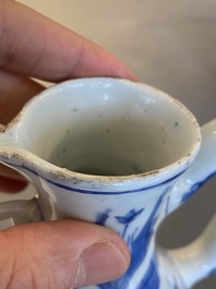 Verseuse en porcelaine de Chine en bleu et blanc &agrave; d&eacute;cor d'un p&ecirc;cheur dans un paysage, &eacute;poque Transition