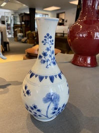 Vase de forme bouteille en porcelaine de Chine en bleu et blanc &agrave; d&eacute;cor floral, &eacute;poque Transition