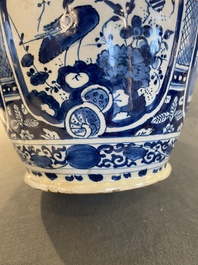Paire de vases de forme bouteille en fa&iuml;ence de Delft en bleu et blanc, 18&egrave;me