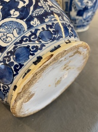 Paire de vases de forme bouteille en fa&iuml;ence de Delft en bleu et blanc, 18&egrave;me