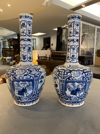 Paire de vases de forme bouteille en fa&iuml;ence de Delft en bleu et blanc, 18&egrave;me