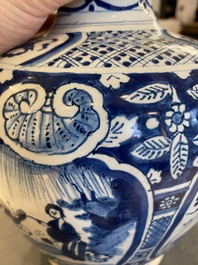 Paire de vases de forme bouteille en fa&iuml;ence de Delft en bleu et blanc, 18&egrave;me