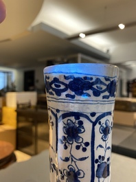 Paire de vases de forme bouteille en fa&iuml;ence de Delft en bleu et blanc, 18&egrave;me