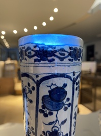 Paire de vases de forme bouteille en fa&iuml;ence de Delft en bleu et blanc, 18&egrave;me