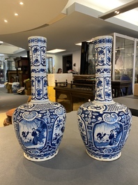 Paire de vases de forme bouteille en fa&iuml;ence de Delft en bleu et blanc, 18&egrave;me