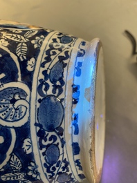 Paire de vases de forme bouteille en fa&iuml;ence de Delft en bleu et blanc, 18&egrave;me