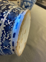 Paire de vases de forme bouteille en fa&iuml;ence de Delft en bleu et blanc, 18&egrave;me