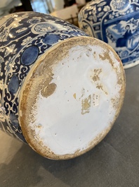 Paire de vases de forme bouteille en fa&iuml;ence de Delft en bleu et blanc, 18&egrave;me