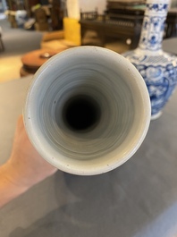 Paire de vases de forme bouteille en fa&iuml;ence de Delft en bleu et blanc, 18&egrave;me
