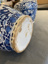 Paire de vases de forme bouteille en fa&iuml;ence de Delft en bleu et blanc, 18&egrave;me