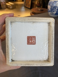 Een paar Chinese famille rose 'Wu Shuang Pu' hoedensteunen, Daoguang merk, 20e eeuw