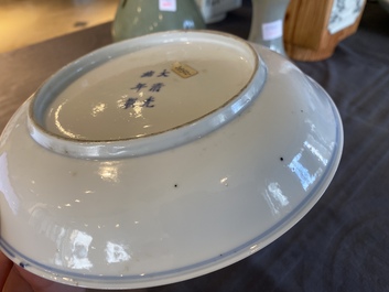 Een Chinees blauw-wit en ijzerrood bord met vleermuizen en wolken, Guangxu merk en periode
