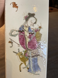 Een paar Chinese famille rose 'Wu Shuang Pu' hoedensteunen, Daoguang merk, 20e eeuw