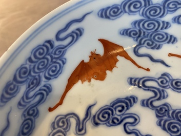Een Chinees blauw-wit en ijzerrood bord met vleermuizen en wolken, Guangxu merk en periode