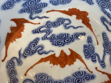 Een Chinees blauw-wit en ijzerrood bord met vleermuizen en wolken, Guangxu merk en periode