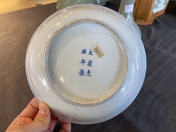 Een Chinees blauw-wit en ijzerrood bord met vleermuizen en wolken, Guangxu merk en periode