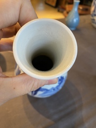 Vase de forme bouteille en porcelaine de Chine en bleu et blanc &agrave; d&eacute;cor de gar&ccedil;ons jouant et de femmes, marque de Chenghua, Kangxi