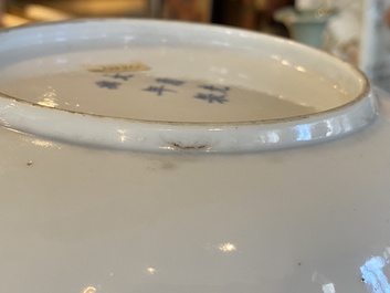 Een Chinees blauw-wit en ijzerrood bord met vleermuizen en wolken, Guangxu merk en periode