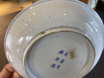 Een Chinees blauw-wit en ijzerrood bord met vleermuizen en wolken, Guangxu merk en periode