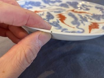 Een Chinees blauw-wit en ijzerrood bord met vleermuizen en wolken, Guangxu merk en periode