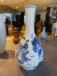 Vase de forme bouteille en porcelaine de Chine en bleu et blanc &agrave; d&eacute;cor de gar&ccedil;ons jouant et de femmes, marque de Chenghua, Kangxi