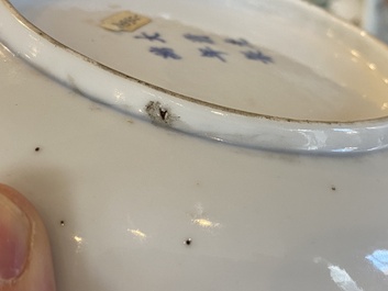 Een Chinees blauw-wit en ijzerrood bord met vleermuizen en wolken, Guangxu merk en periode
