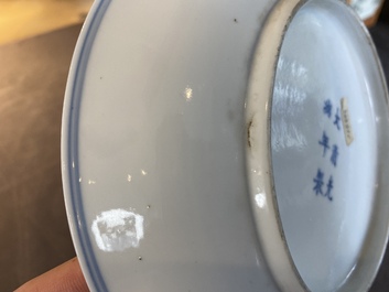 Een Chinees blauw-wit en ijzerrood bord met vleermuizen en wolken, Guangxu merk en periode