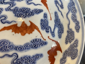 Een Chinees blauw-wit en ijzerrood bord met vleermuizen en wolken, Guangxu merk en periode