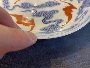Een Chinees blauw-wit en ijzerrood bord met vleermuizen en wolken, Guangxu merk en periode