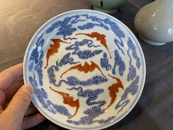 Een Chinees blauw-wit en ijzerrood bord met vleermuizen en wolken, Guangxu merk en periode