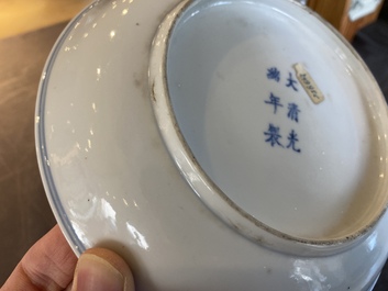 Een Chinees blauw-wit en ijzerrood bord met vleermuizen en wolken, Guangxu merk en periode