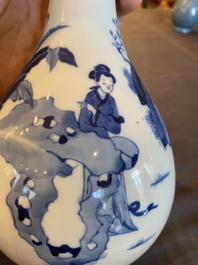 Vase de forme bouteille en porcelaine de Chine en bleu et blanc &agrave; d&eacute;cor de gar&ccedil;ons jouant et de femmes, marque de Chenghua, Kangxi