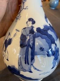 Vase de forme bouteille en porcelaine de Chine en bleu et blanc &agrave; d&eacute;cor de gar&ccedil;ons jouant et de femmes, marque de Chenghua, Kangxi