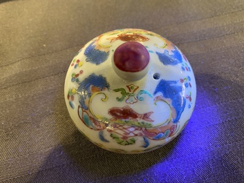 Th&eacute;i&egrave;re couverte en porcelaine de Chine famille rose &agrave; d&eacute;cor 'Pompadour', Qianlong