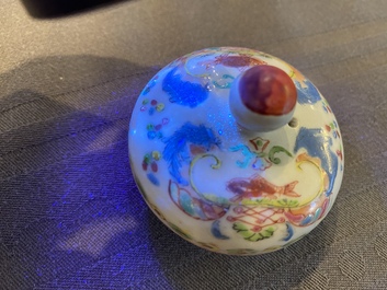 Th&eacute;i&egrave;re couverte en porcelaine de Chine famille rose &agrave; d&eacute;cor 'Pompadour', Qianlong