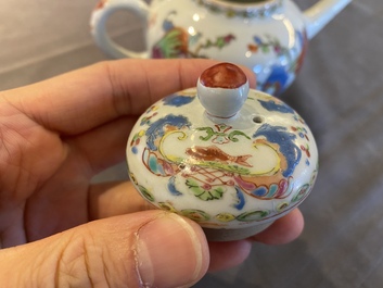 Th&eacute;i&egrave;re couverte en porcelaine de Chine famille rose &agrave; d&eacute;cor 'Pompadour', Qianlong