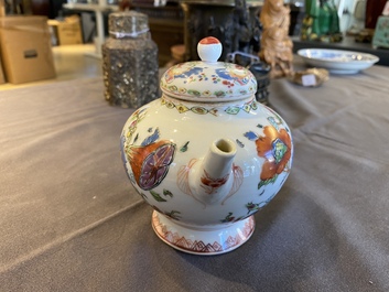 Th&eacute;i&egrave;re couverte en porcelaine de Chine famille rose &agrave; d&eacute;cor 'Pompadour', Qianlong