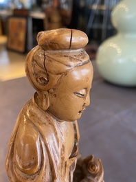 Guanyin en bois sculpt&eacute; et Liu Hai en pierre &agrave; savon, Chine, Qing
