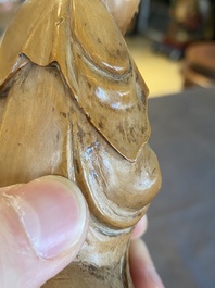 Guanyin en bois sculpt&eacute; et Liu Hai en pierre &agrave; savon, Chine, Qing