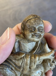 Guanyin en bois sculpt&eacute; et Liu Hai en pierre &agrave; savon, Chine, Qing