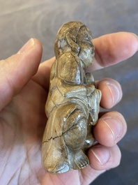 Guanyin en bois sculpt&eacute; et Liu Hai en pierre &agrave; savon, Chine, Qing