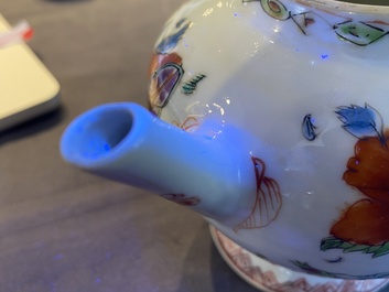 Th&eacute;i&egrave;re couverte en porcelaine de Chine famille rose &agrave; d&eacute;cor 'Pompadour', Qianlong