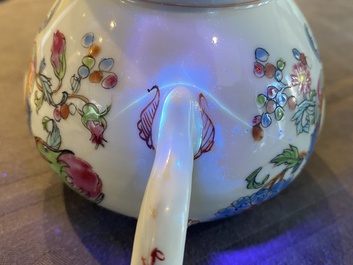 Th&eacute;i&egrave;re couverte en porcelaine de Chine famille rose &agrave; d&eacute;cor 'Pompadour', Qianlong
