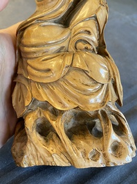 Guanyin en bois sculpt&eacute; et Liu Hai en pierre &agrave; savon, Chine, Qing