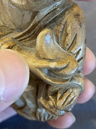 Guanyin en bois sculpt&eacute; et Liu Hai en pierre &agrave; savon, Chine, Qing