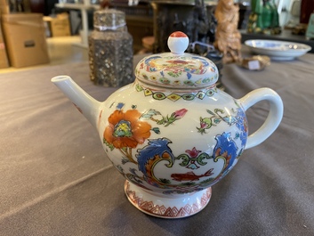 Th&eacute;i&egrave;re couverte en porcelaine de Chine famille rose &agrave; d&eacute;cor 'Pompadour', Qianlong