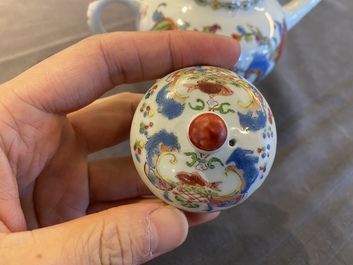 Th&eacute;i&egrave;re couverte en porcelaine de Chine famille rose &agrave; d&eacute;cor 'Pompadour', Qianlong